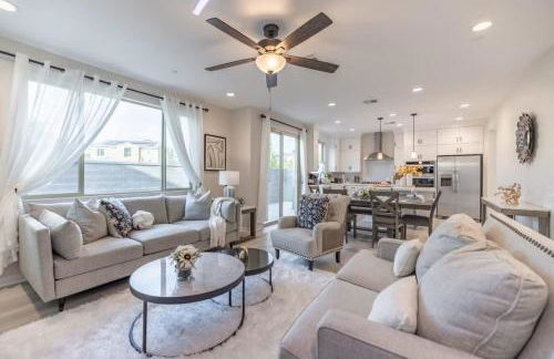 Marbella Lane - Elegant 5BR Home Rancho Mission - Photo 4