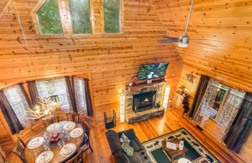 Amazing Creek View Cabin w/ Hot Tub, Firepit & Pool Table - Foto 49