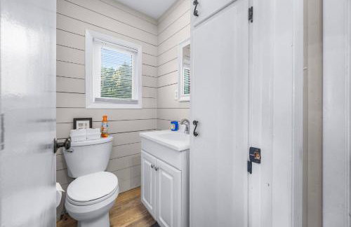 Waterfront retreat w/ wraparound deck & BBQ - Foto 55