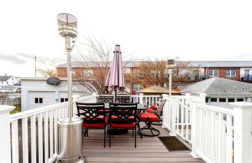 The Gold Room near downtown trains fast wifi - Photo 26