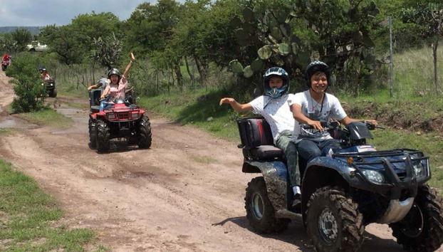 De quadriciclo pelas estradas de terra