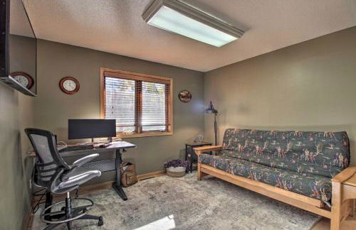 Cabin with Fire Pit and Movie Room, 1 Mi to Lake - Foto 13