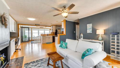 Riverfront Colonial Beach Home with Private Beach! - Foto 3