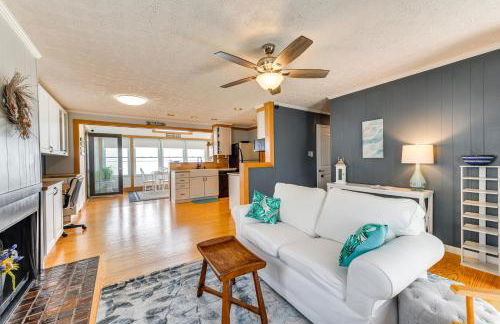 Riverfront Colonial Beach Home with Private Beach! - Foto 3