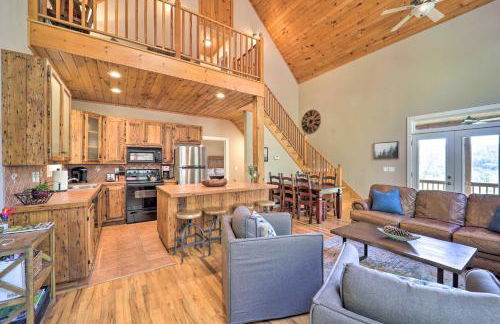 Woodsy Mountain-View Getaway with Hot Tub! - Foto 3