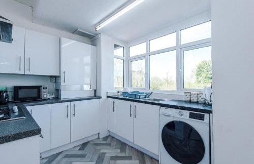 Luxury 3-Bedroom Apartment with 75-Inch TV, Fireplace & Terrace near Manchester Airport - Photo 16