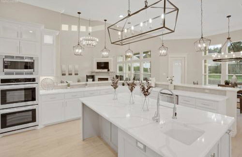 Newly Built Stylish Retreat with Designer Kitchen - Near Park & Beach - Foto 6