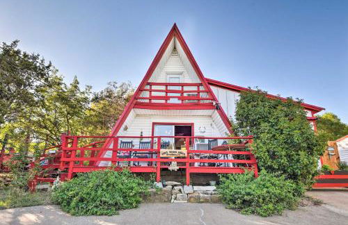 Steps to Lake! Charming Cabin Pool Access and Decks - Foto 1