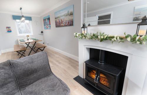 Large newly refurbished modern house, part sea views, south facing garden, parking - Photo 2