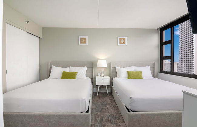 Partial Ocean View Condo with 2 Beds and Parking - Foto 75