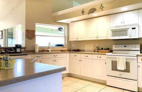 Relax with nature in our Waterfront 4 bedroom -HEATED POOL HOME-KING BED - Foto 26