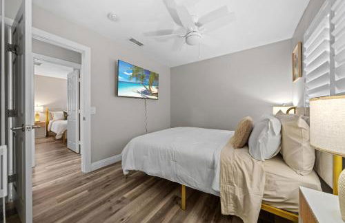 Entire Private Home with 3 Bedrooms 2 Bathrooms, Gated Yard, Garage, Hot Tub, 4-Beds, Golf, Mira Mesa, Available Now - Photo 15