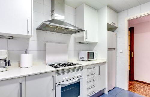 Spacious 4 Bedroom Apartment Fira BCN & Camp Nou - Foto 25