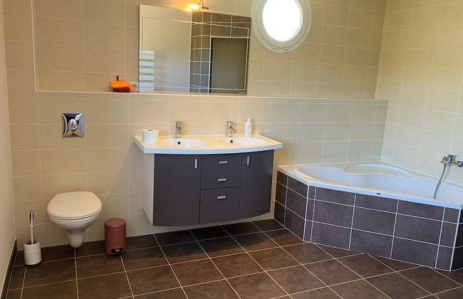 Villa With Private Pool and Jacuzzi - Photo 17