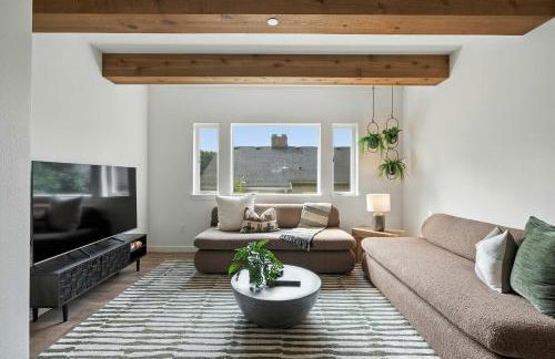 Kerns 6BR Gem - New Build Spanish Flair - Photo 2