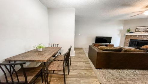 Spacious Poolside Oasis with Easy Access & Parking - Foto 3