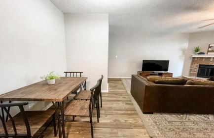 Spacious Poolside Oasis with Easy Access & Parking - Foto 3