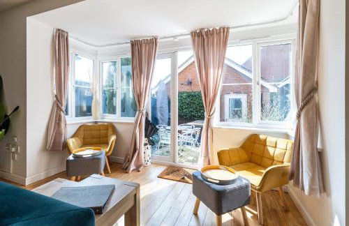 Modern and Spacious Home From Home 1 mile from M1 - with Netflix, Prime Video, PS5, free parking, superfast WiFi, BBQ - Sleeps 11 - By Brightleap Apartments - Foto 21