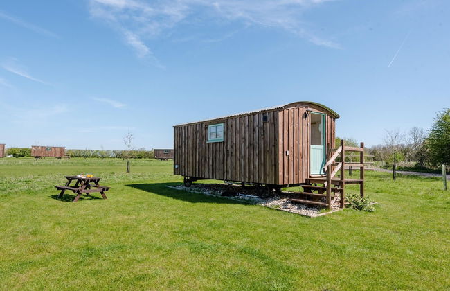 Honeysuckle Farm Hut 2 - Suffolk Farm Holidays - Photo 1
