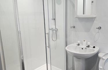 LANGLEY HOUSE Free Parking central LOCATION 5 bed all double with smart TV 3 BATHROOMS Loved by TRADES teams ideal for LONG STAYS contact langley cottages and apartments - Foto 30