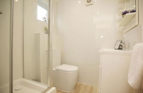 Mount Rd By N And N Stays Contractor Friendly 4 Bed House With Large Driveway, Bath - Photo 20