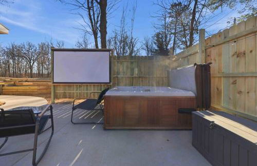 NEW! BEAR Necessities tiny home, outdoor theater! - Foto 9