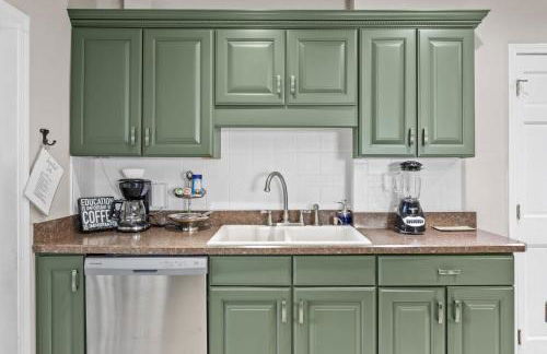 3BR Cozy Family Home with HotTub & Spacious Backyard - Foto 44