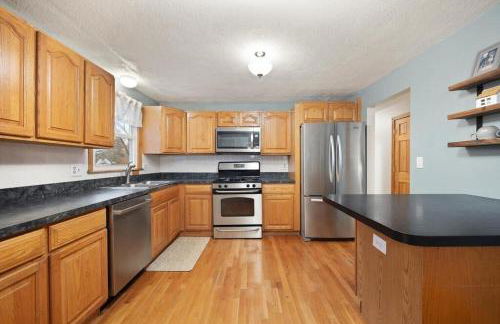 Elegant New England Home with Private Pool - Foto 6