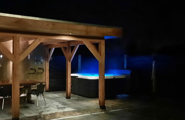 Stylish Farmhouse With Spa Tub - Foto 32