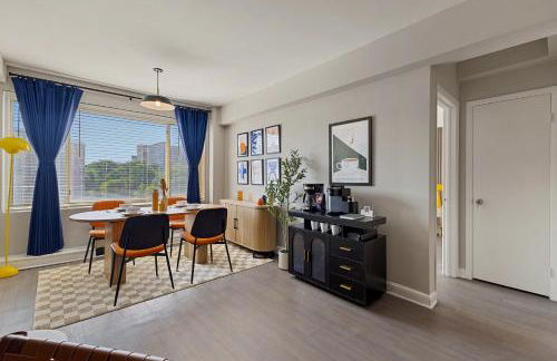 CASA Arlington Suite with Top-Tier Amenities & Parking - Foto 32