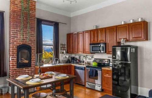 Beautiful Mountain Views in Iconic Building - Foto 15