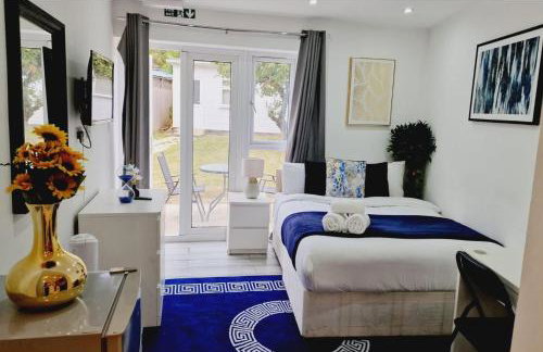 Stunning 1-bed Apartment in Harrow With Parking - Photo 15