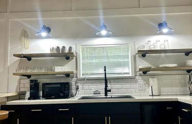 Tranquil Wooded Cabin Retreat with Private Hot Tub & Fire Pit Near Gentry, Arkansas - Foto 2