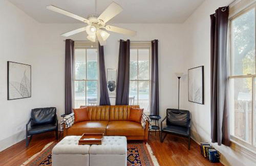 Historic charmer with updated appliances, enclosed yard, & AC - near downtown - Foto 18