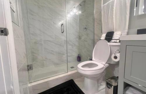 Modern 1BR Unit with Free Parking Walk to Metro - Foto 26