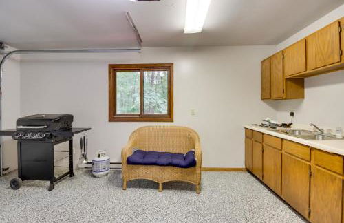 Sandy Beach Family Getaway with Fire Pit and Deck! - Foto 30