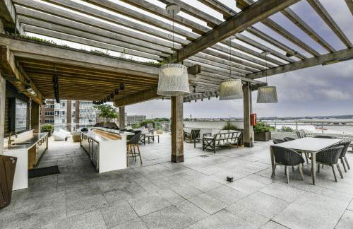 Urban 2BR Oasis with Scenic Rooftop and Gym - Foto 69