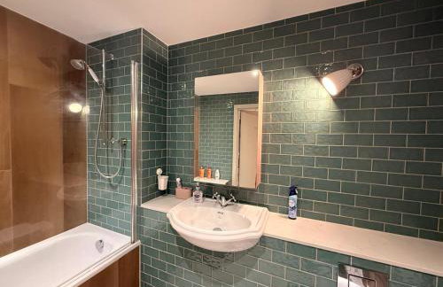 Luxury Private Room with Living Area Wembley Stadium View - Photo 5