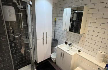 Modern 5 Bedroom Home in Solihull - Entire House - Garden - Contractors - Relocators - Family - NEC - BHX -Sleeps 9 - Foto 22