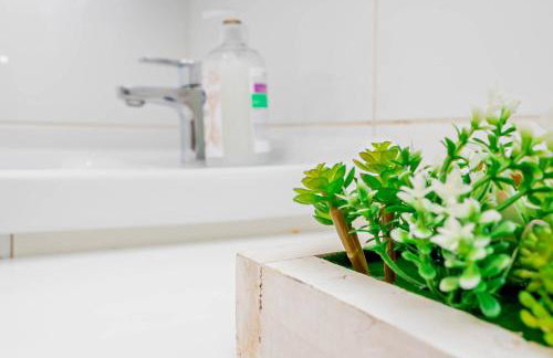 Spacious Home near Heathrow & Windsor with Parking - Photo 28