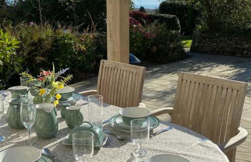 Delightful 3 bed cottage with hot tub & sea views. - Photo 37