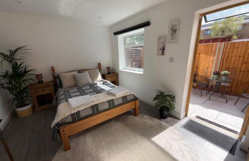 Stylish Apartment with Private Garden Near Victoria Park East London - Photo 5