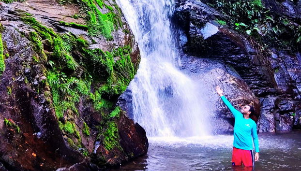 Desfrutando da cachoeira