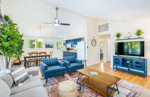 Spacious w Hot Tub, Fire Pit, Deck, Grill and WiFi - Foto 7