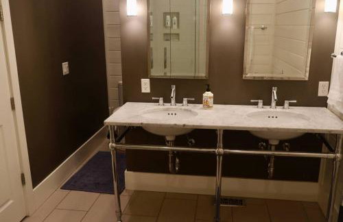 25-Bed, Amenity-Rich Estate in a Private Forest - Foto 34