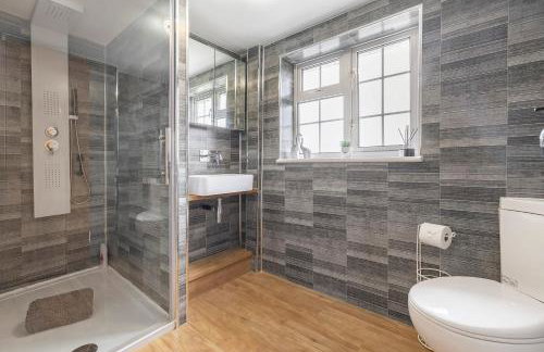 East Sussex Manor - Sleeps 12 - Hot Tub & Parking - Foto 23