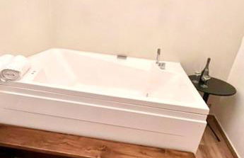 Pantheon Luxury Jacuzzi Apartment - Photo 7