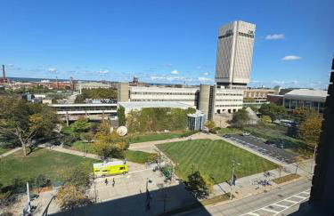 King-Bed Loft - Free Garage Parking - Full Kitchen - Foto 2