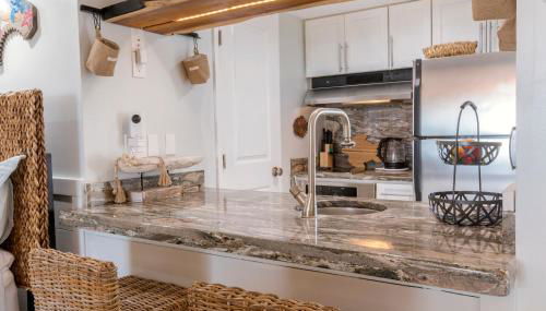 Stunning Ocean Views STEPS from the Beach with Pool! Fabulous 4th Floor Studio! - Foto 4