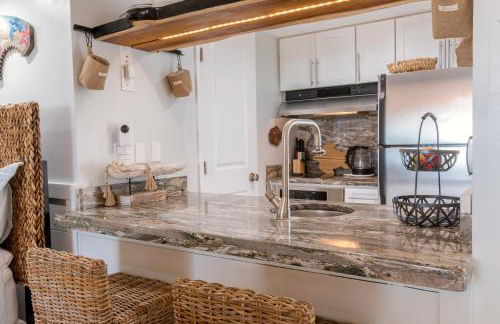 Stunning Ocean Views STEPS from the Beach with Pool! Fabulous 4th Floor Studio! - Foto 4